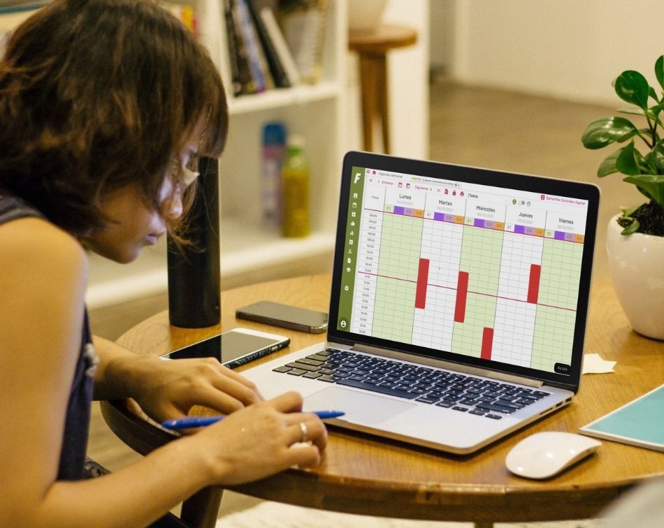 Software de gestión y marketing: qué es y cómo ayuda a tu clínica o salón de belleza